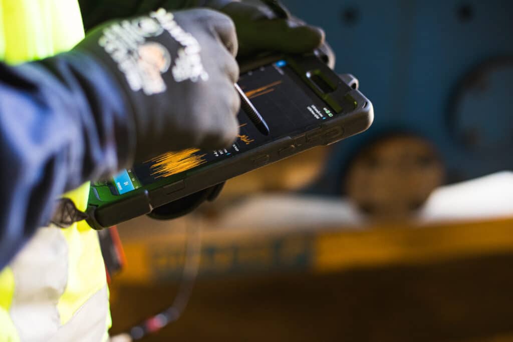 Quant installs smart vibration sensors at Cromogenia’s Barcelona site to enable predictive maintenance and improve reliability.